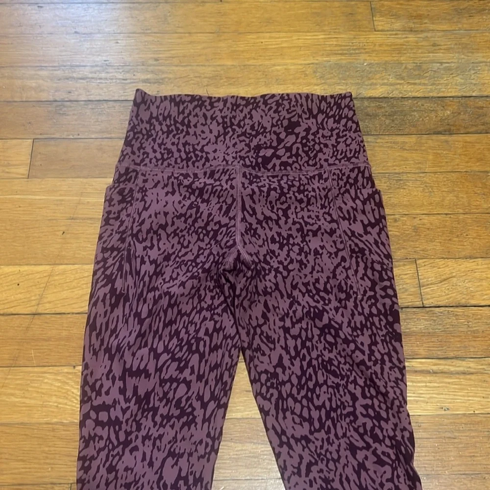 Athleta Salutation Stash Pocket II 7/8th Printed Tights in Mauve, size XS